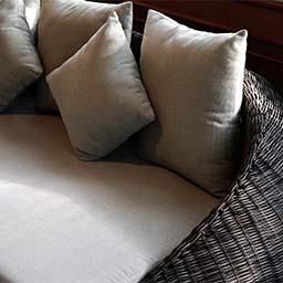 Coussins, plaids et poufs